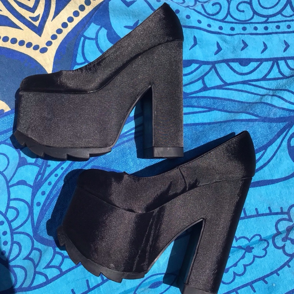❌ SOLD ❌BRAND NEW YRU Nitte Satin Platforms